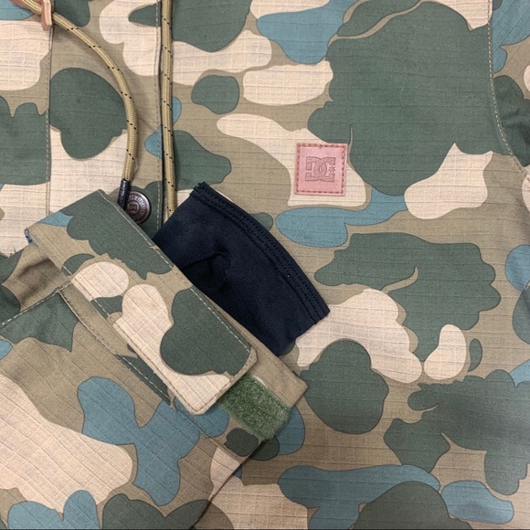 NEW DC SHOES CAMO SNOWBOARD SKI JACKET - Picture 9 of 9